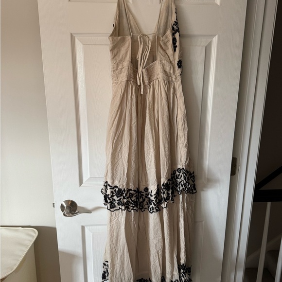 Abercrombie & Fitch Cream Dress with Black Floral Design - Picture 3 of 6